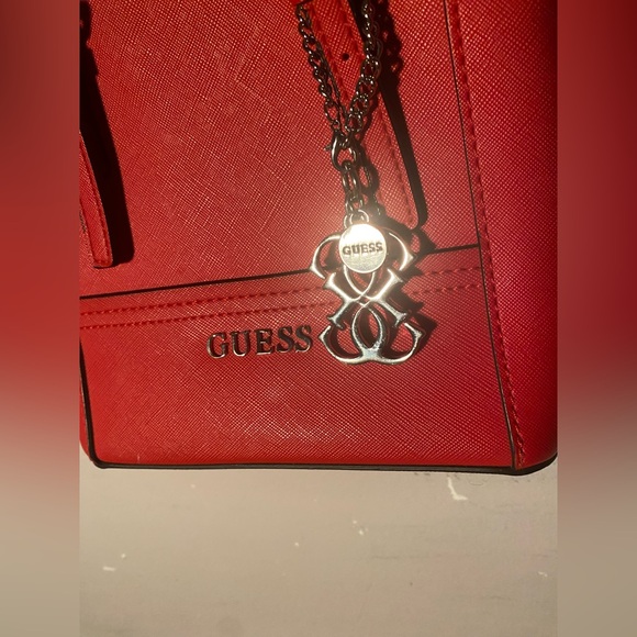 Guess - Picture 3 of 8